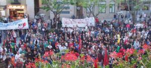 Més de mil persones concentrades davant l'Ajuntament